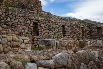 Long wall with niches and Inca history