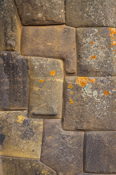 Unbelievable rock work with precise carving